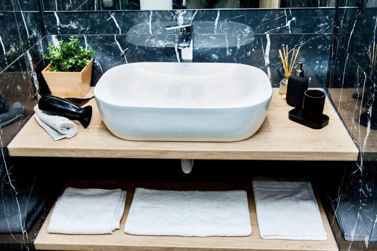 Contemporary And Chic In Apartment Athens