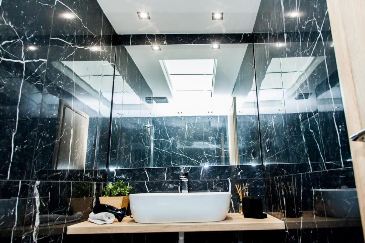 Contemporary And Chic In Apartment *